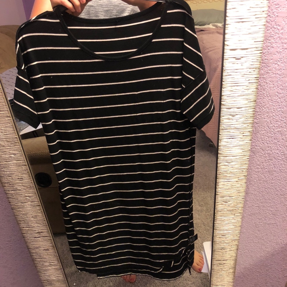 Black and white express shift dress